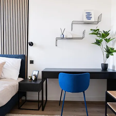 10 Minutes Charles Bridge Modern Apartment, شقة