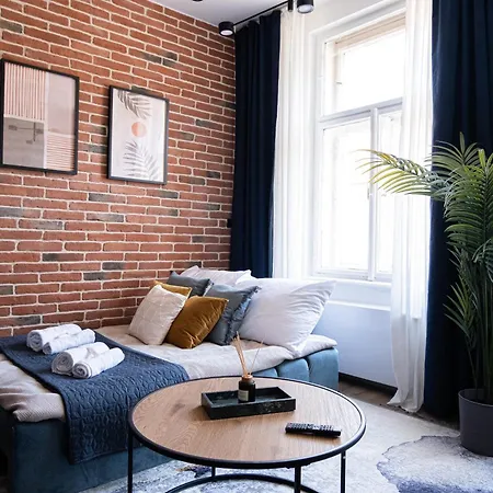 10 Minutes Charles Bridge Modern Apartment, شقة