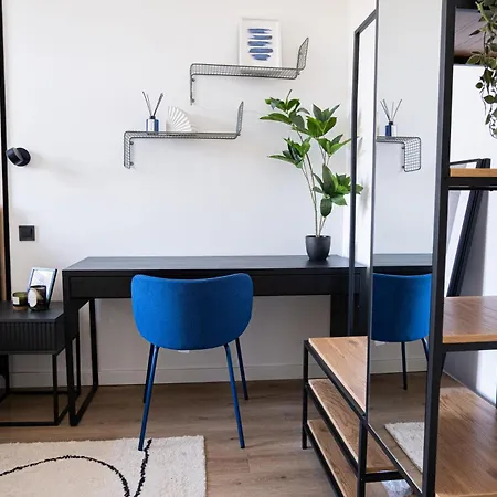 10 Minutes Charles Bridge Modern Apartment, Lägenhet Prag